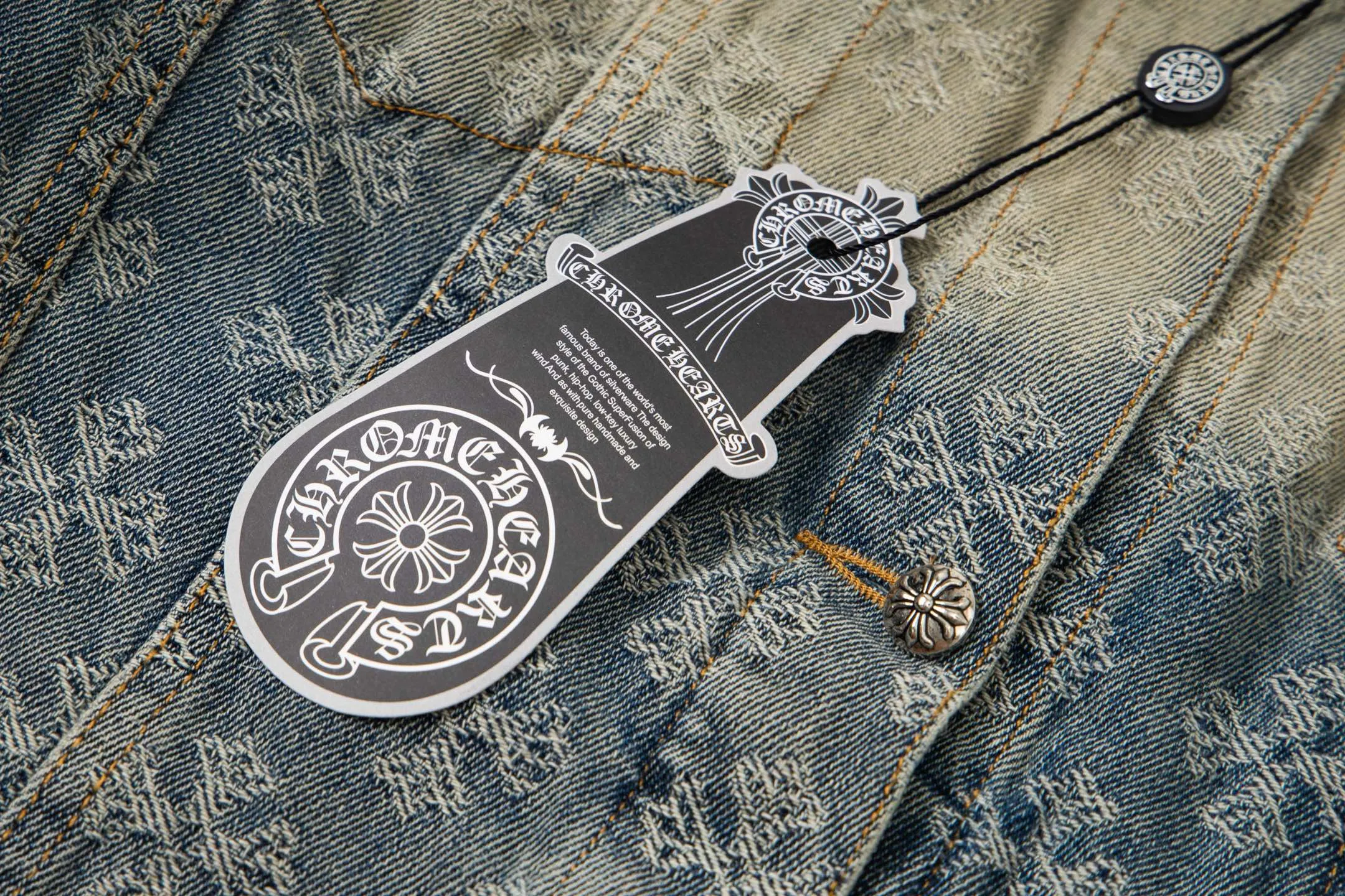P340 Style No.: Y194 ChromeHearts heavy-duty steel-printed classic Sanskrit all-over jacquard hot-drilled denim jacket for men and women. New ChromeHearts Sanskrit printed custom fabric jacket. Gradient color wash, hot-drilled cross denim jacket on the back. A very heavy-duty one. The top is made of heavy weight. Presbyopia is suitable for early autumn outings. The denim fabric can be directly machine washed without deformation. Washing and distressing also give a sense of high-end. Power style wear, follow the photo and mirror. The gradient color is super high-end 💕 Each diamond shines with a unique light, as if telling a fashion story ✨ The steel-printed jacquard adds a three-dimensional and artistic sense, making this jacket instantly unique. Size:s m l xl